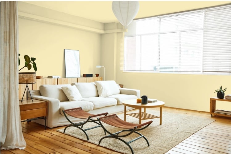 Sala com sofá claro e mesa de centro de madeira