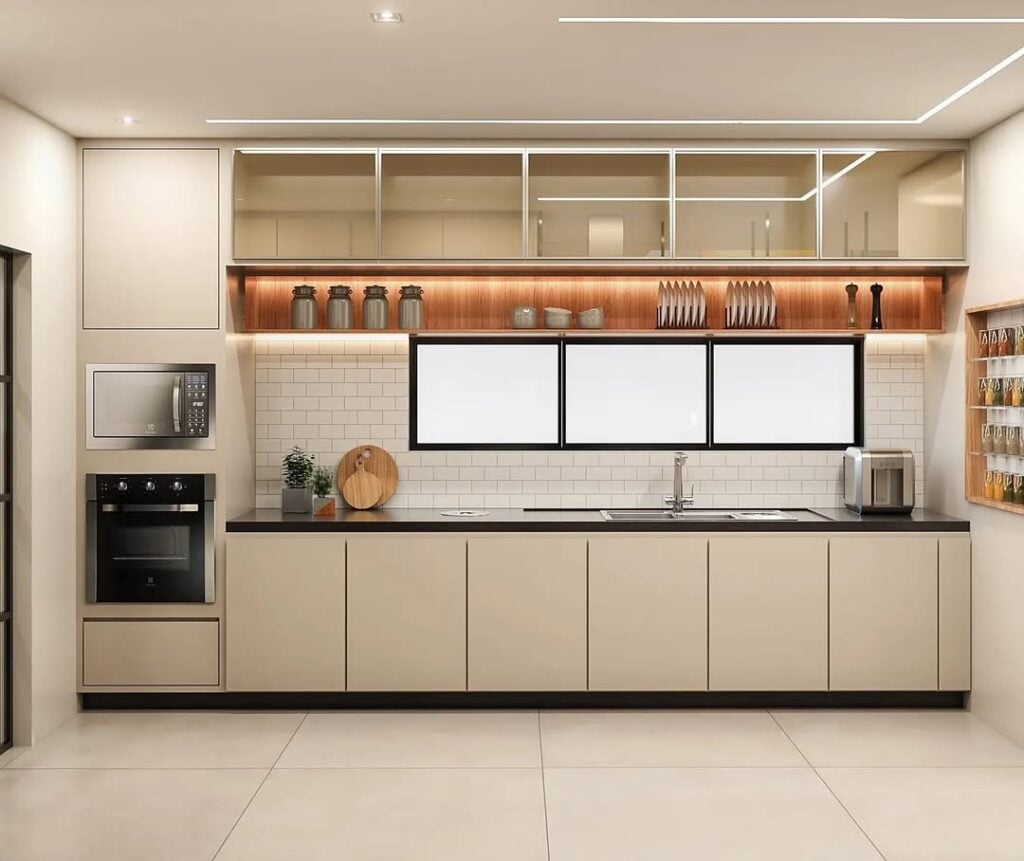 Cozinha em cor neutra com armário aéreo e portas de vidro e eletrodomésticos embutidos
