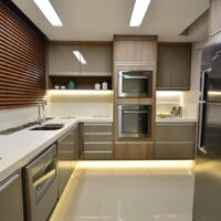 Cozinha com móveis planejados e eletrodomésticos embutidos