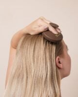 Mulher de pele clara, com cabelo loiro