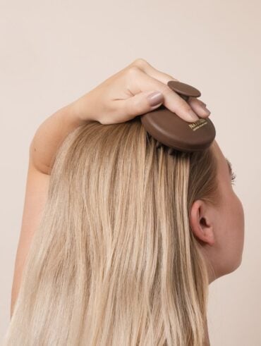 Mulher de pele clara, com cabelo loiro