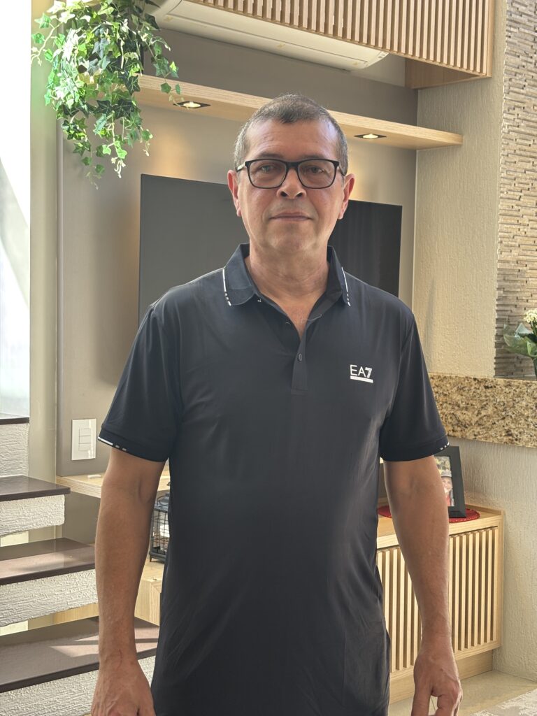 Homem de pé com camiseta cinza-escuro