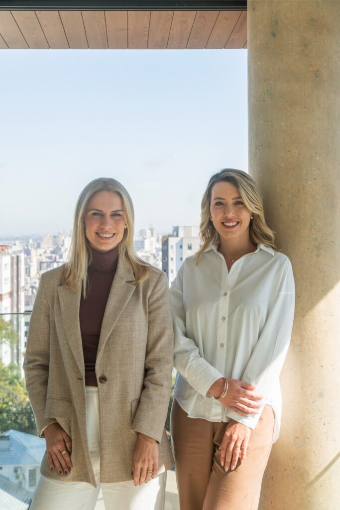 Duas mulheres loiras em pé lado a lado