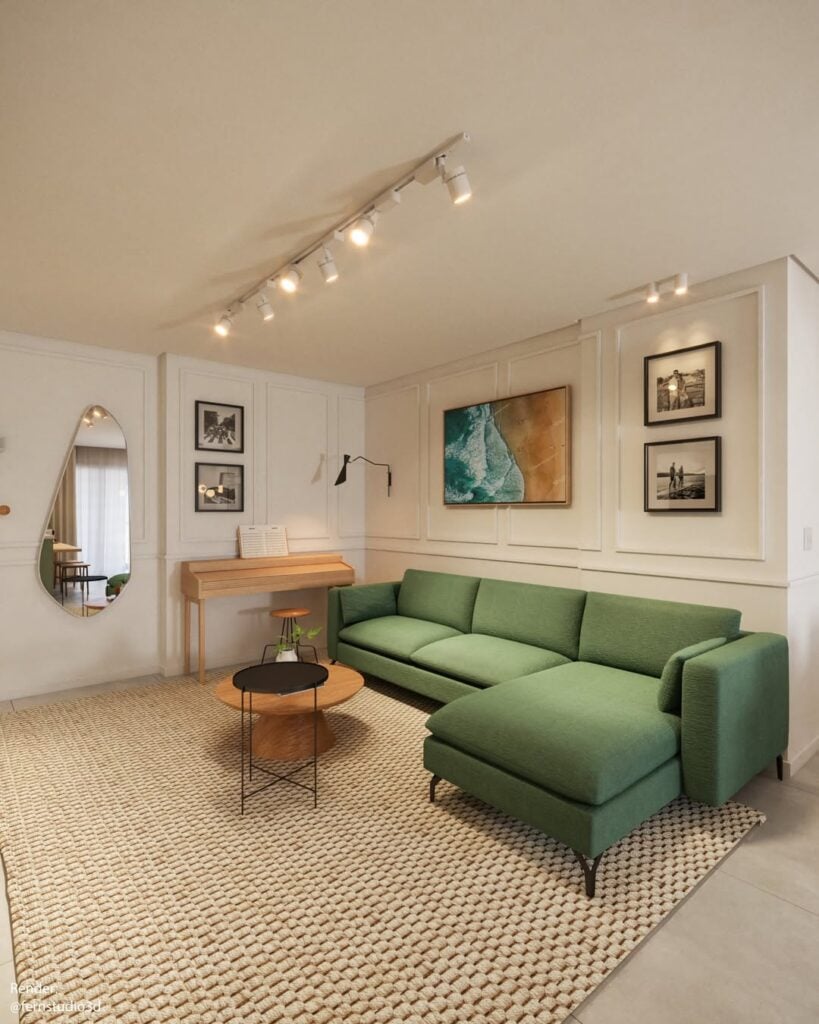 Sala de estar com sofá verde, boiseries nas paredes brancas e quadros com bordas pretas