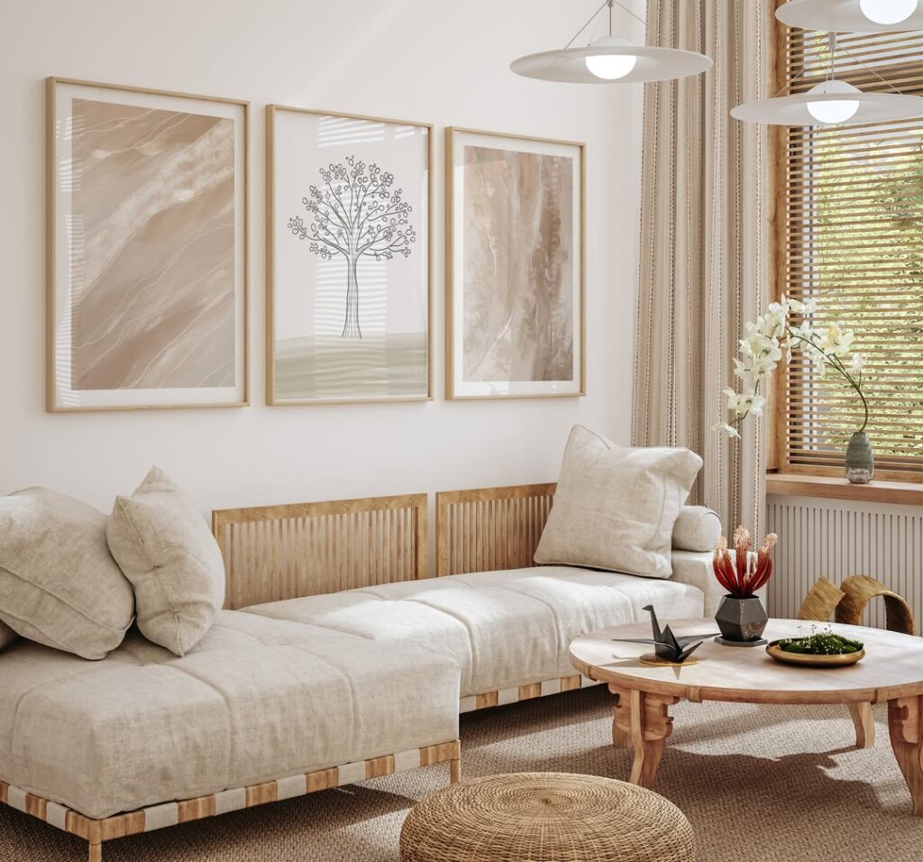 Sala com decoração neutra, sofá de madeira com estofado bege, mesa de centro em madeira e quadros com imagens claras