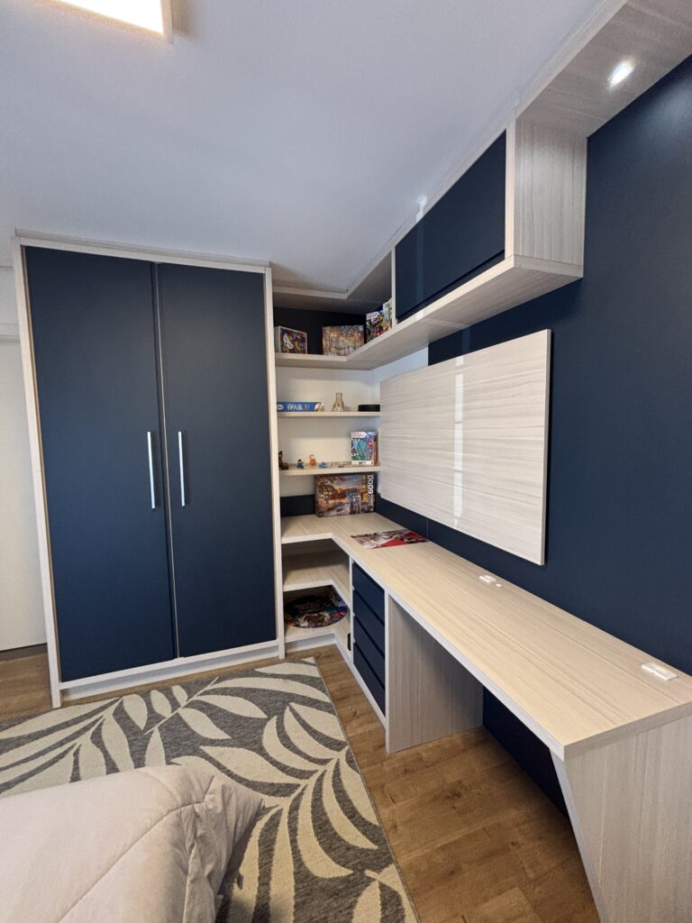 Quarto com parede e armário azul-marinho e painéis de madeira em cor clara