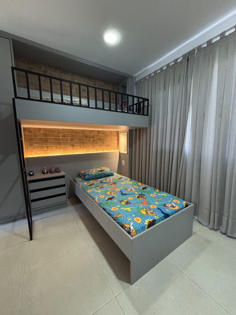 Quarto de criança com duas camas e iluminação embutida