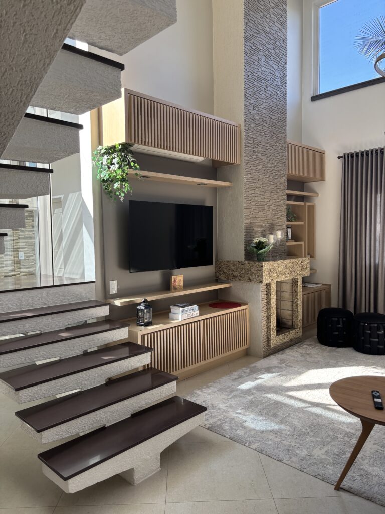 Sala de estar com escadaria e detalhes em madeira