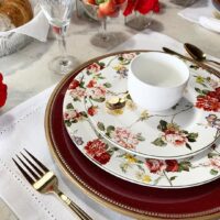 Jogo de pratos brancos com estampas florais rosa e vermelho