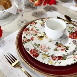 Jogo de pratos brancos com estampas florais rosa e vermelho