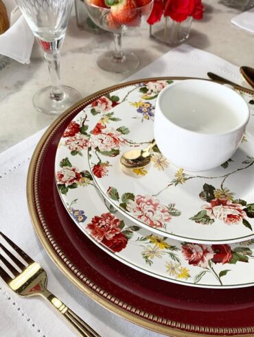 Jogo de pratos brancos com estampas florais rosa e vermelho