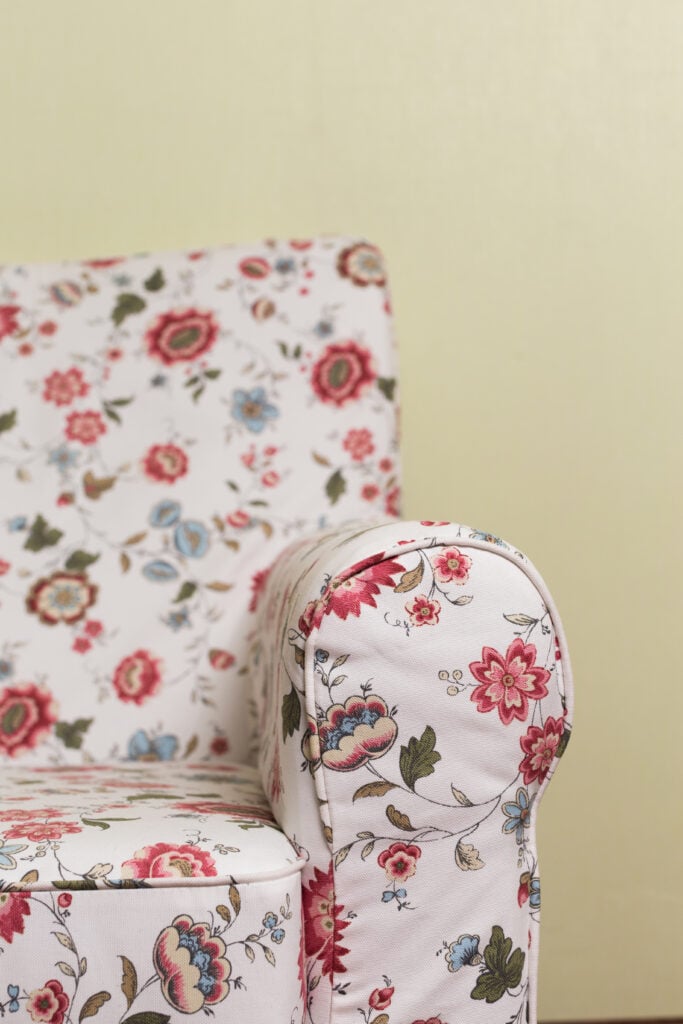 Poltrona branca com estampa floral
