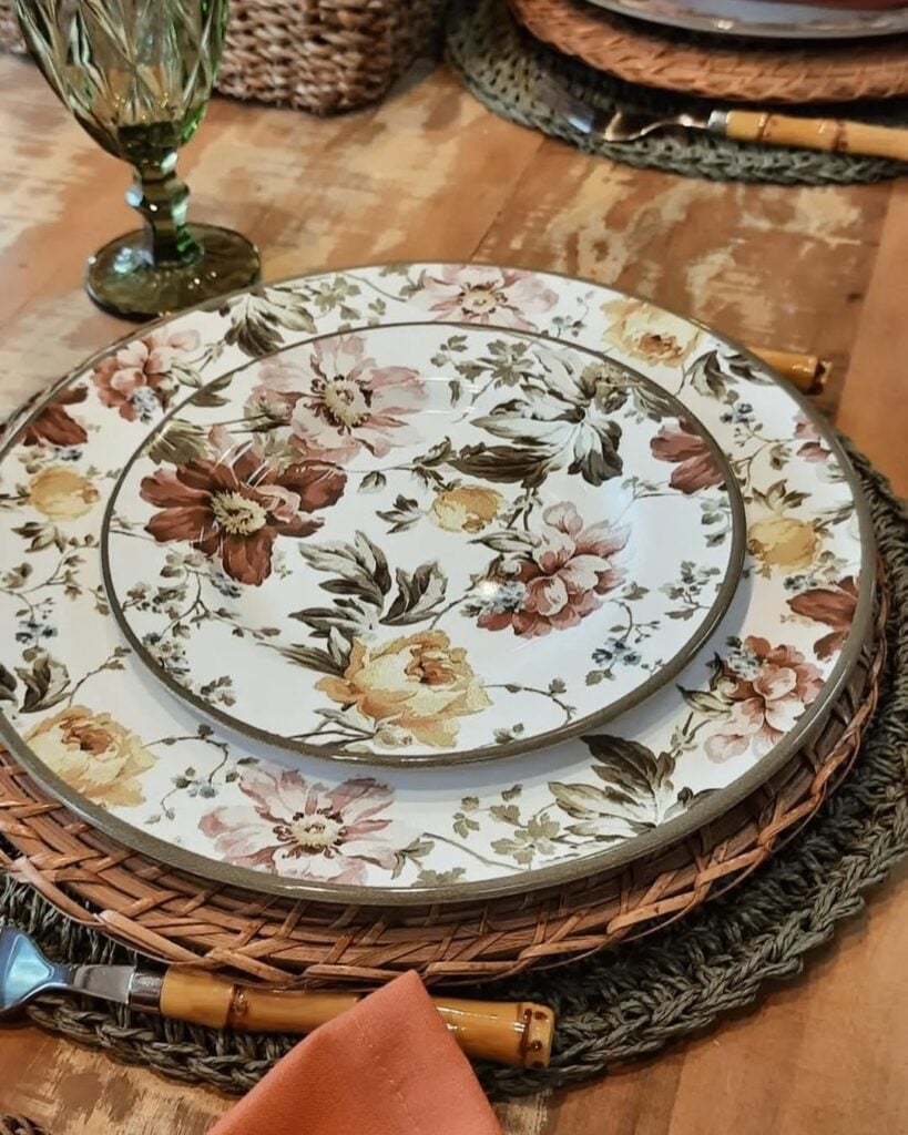 Louças com fundo branco e flores em tons de marrom, rosa antigo e amarelas