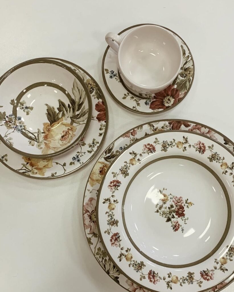 Louças com estampas florais delicadas