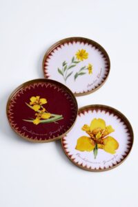 Pratos com fundo branco e bordô com flores amarelas