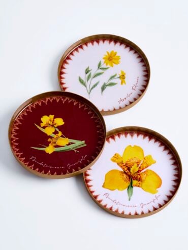Pratos com fundo branco e bordô com flores amarelas