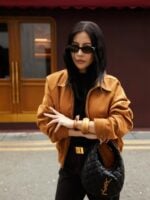 Mulher jovem com jaqueta, calça jeans e bolsa Icarino