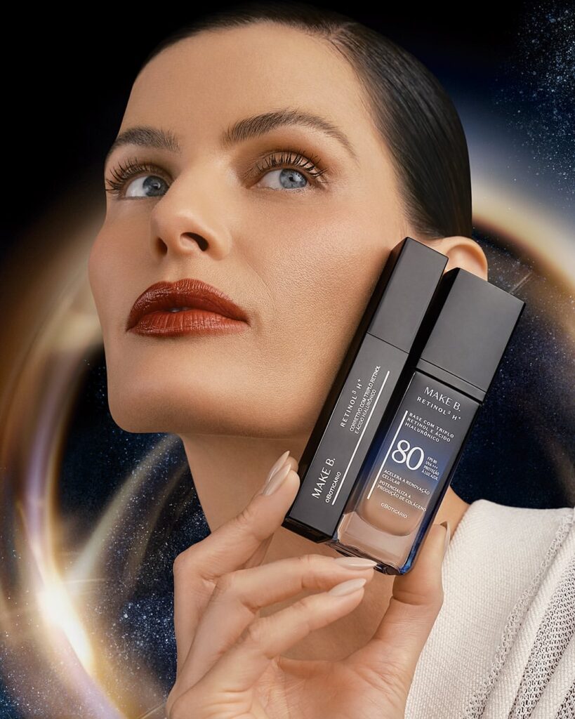 Mulher de pele clara, segurando a nova base da O Boticário