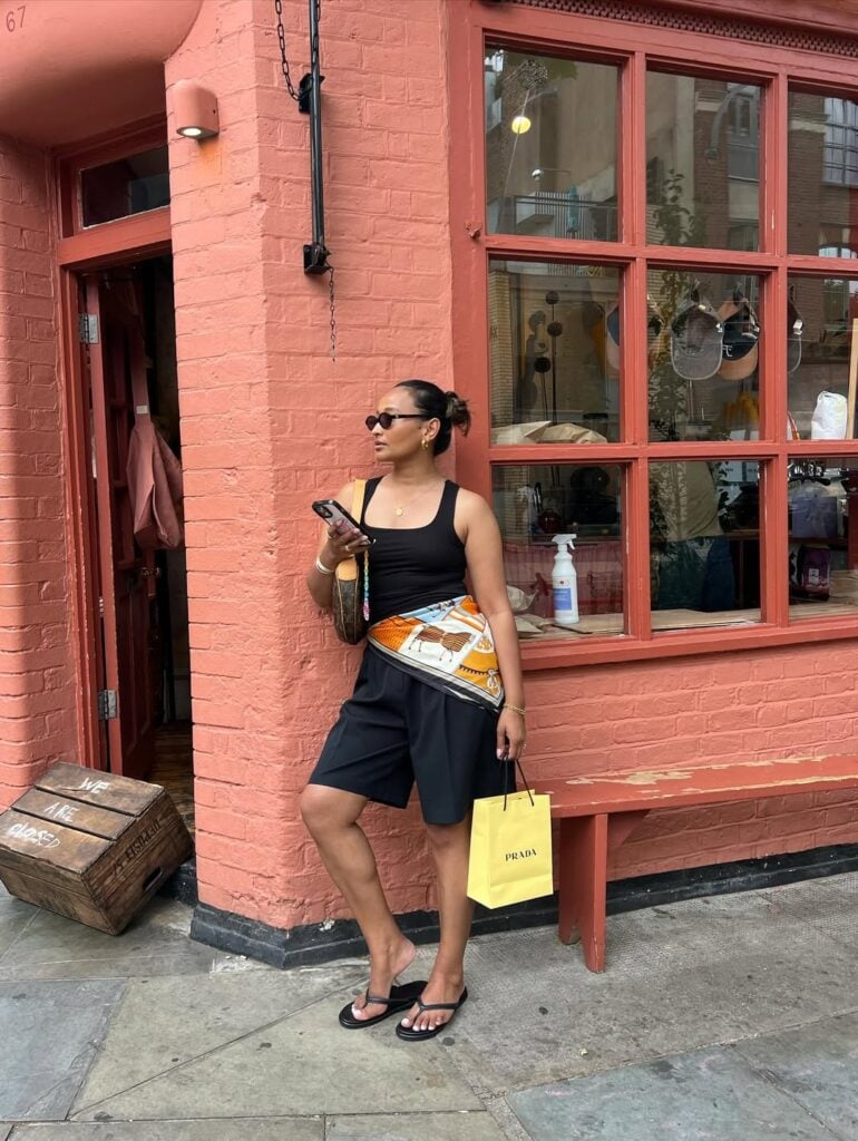 Look básico e elegante com lenço na cintura