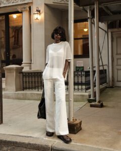 Look básico com peça transparente