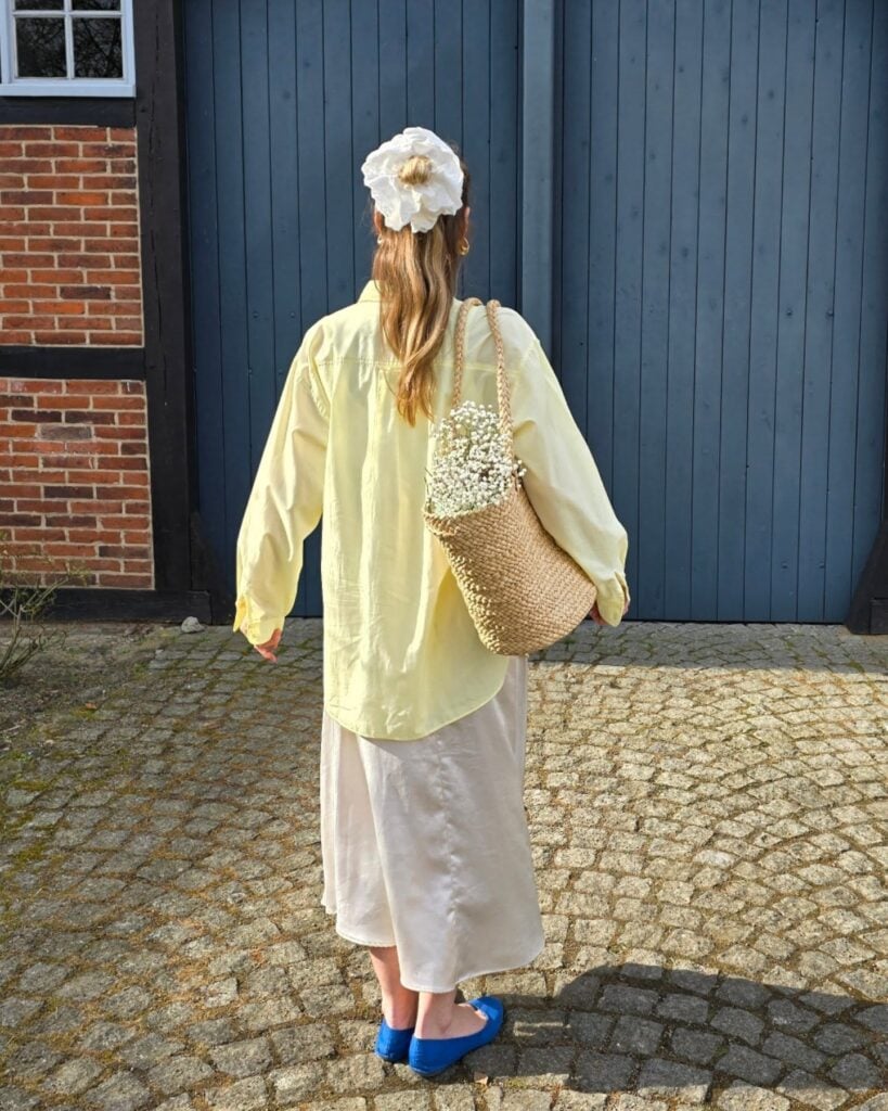 Inspiração de look com amarelo, azul e branco