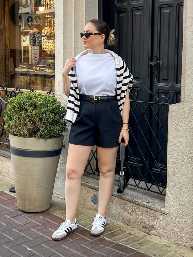 Look com bermuda em alfaiataria e camiseta branca