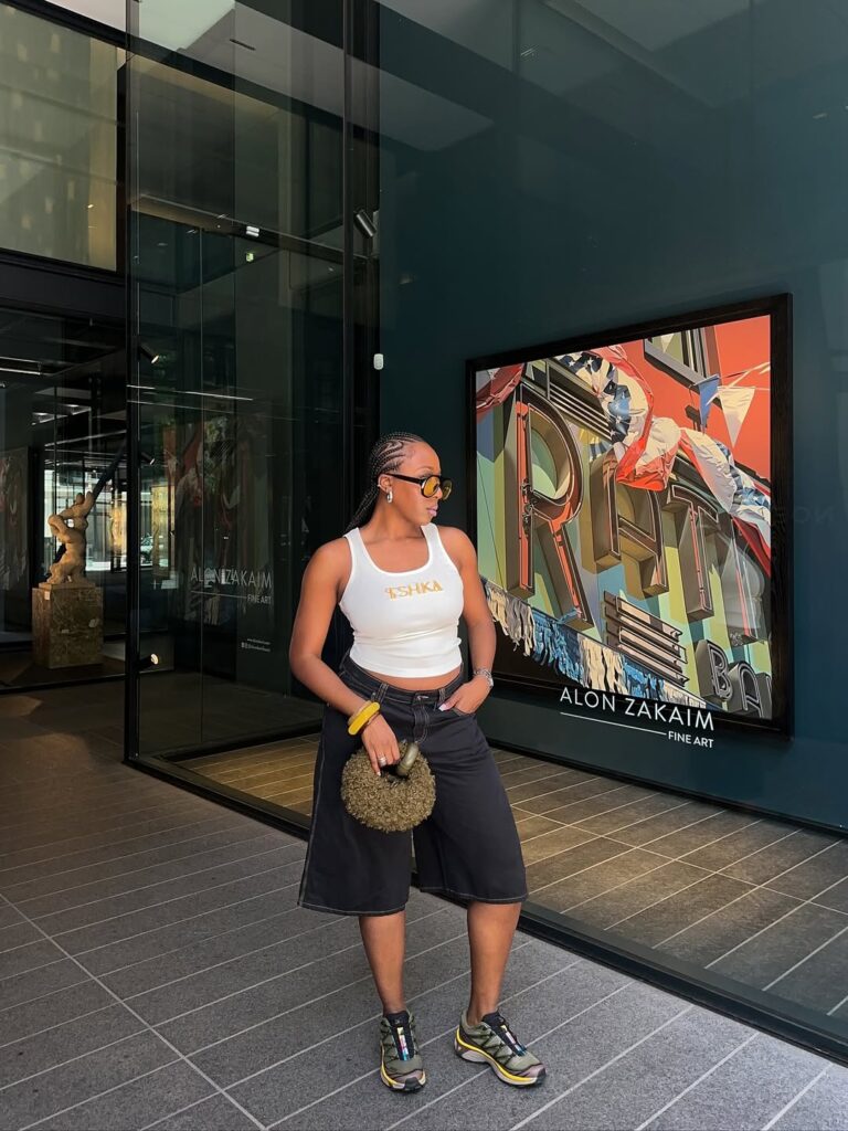 Look com jorts e regata