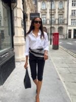 Look com lenço de cetim na cintura