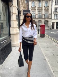 Look com lenço de cetim na cintura