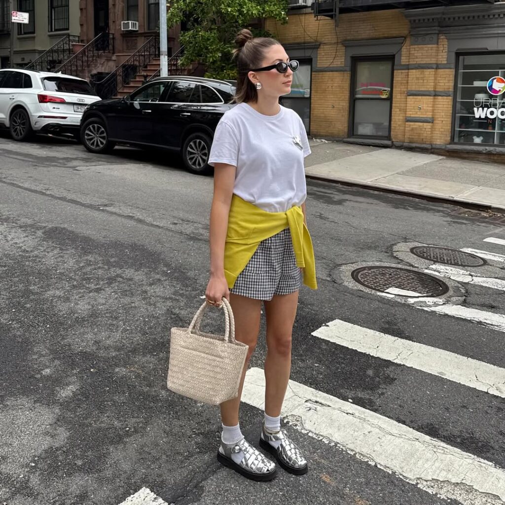 Look com meia branca aparente e sandália metalizada