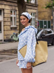 Look com poá azul