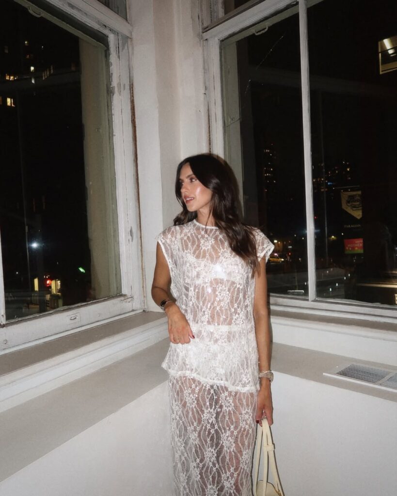 Look com saia e blusa de renda