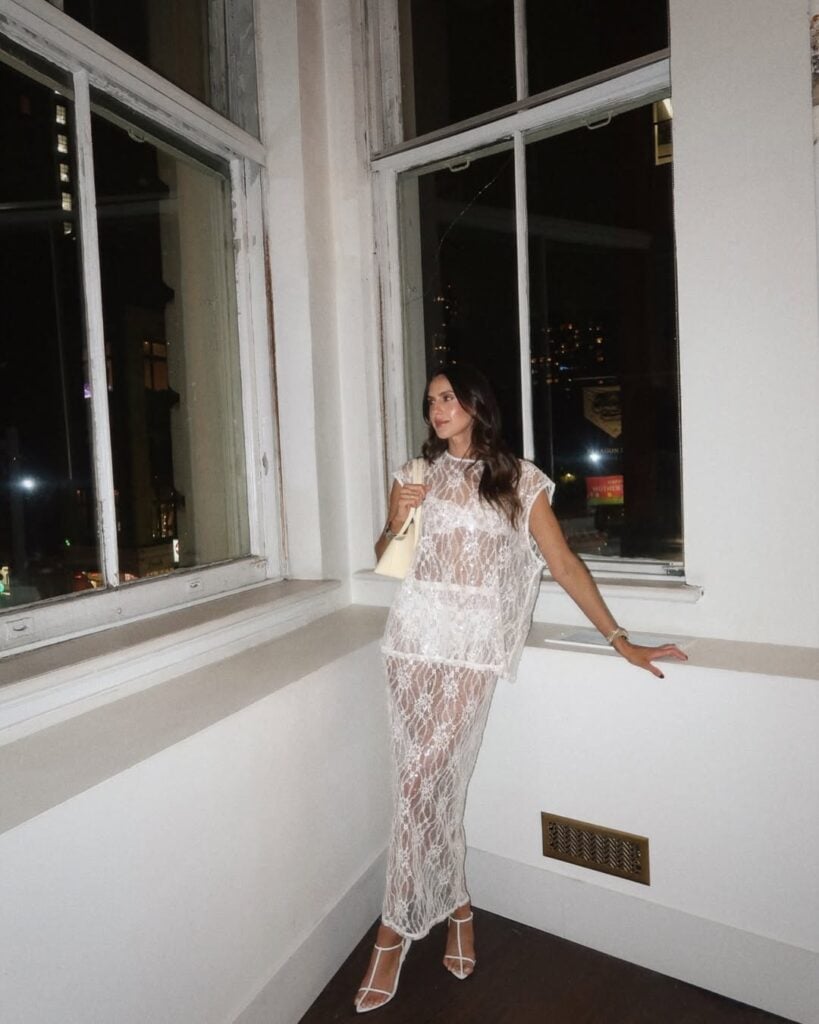 Look com saia e blusa de renda