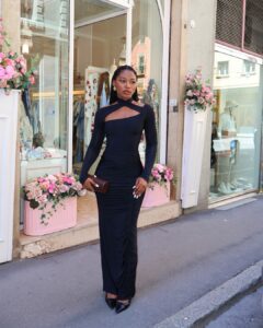 Look com vestido preto de manga longa