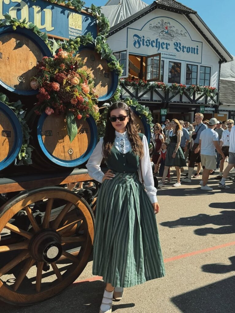 Mulher com look de oktoberfest