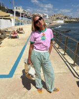 mulher jovem com camiseta rosa e calça verde