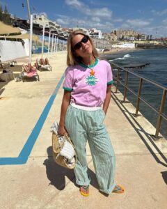 mulher jovem com camiseta rosa e calça verde