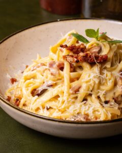 Prato fundo com massa e molho carbonara