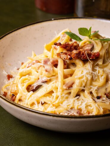 Prato fundo com massa e molho carbonara