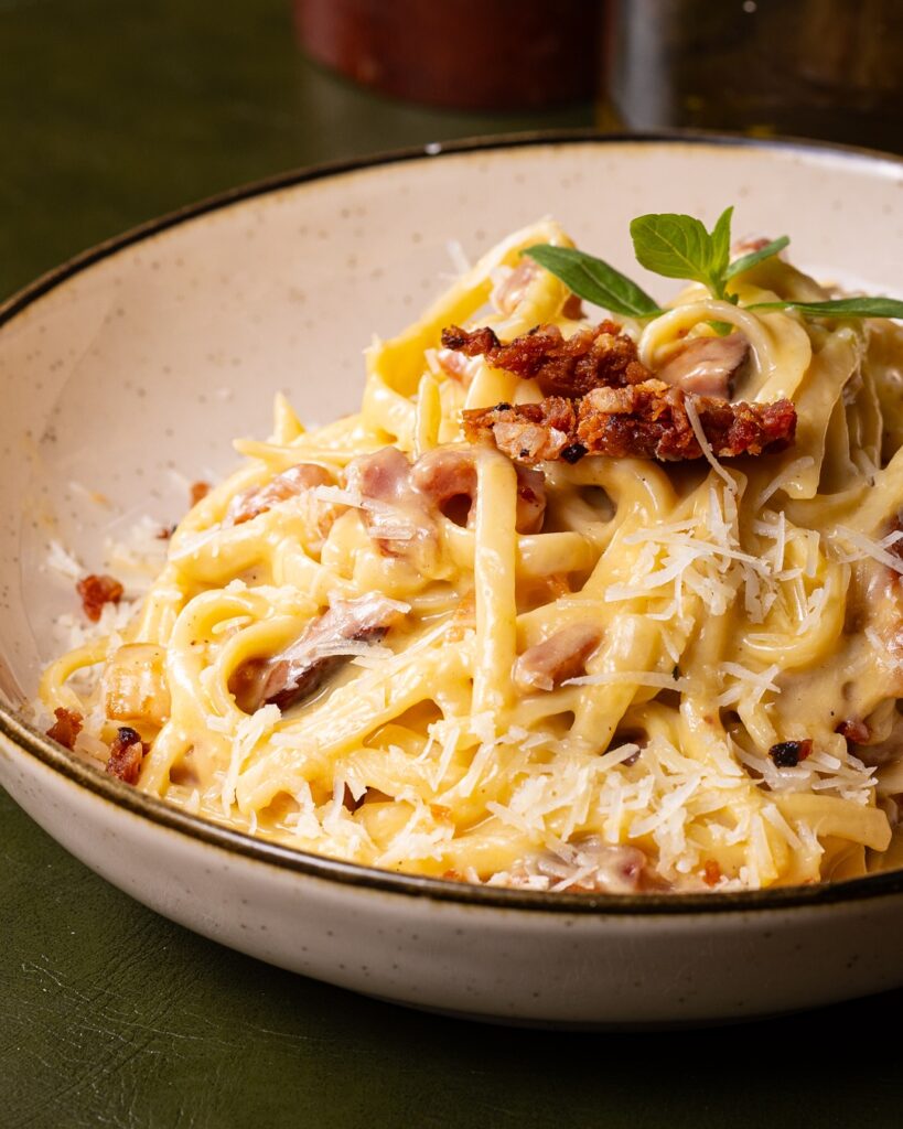 Prato fundo com massa e molho carbonara