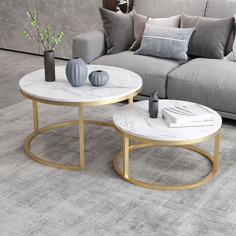 Mesas de centro com tampo marmorizado branco e pés em metal dourado