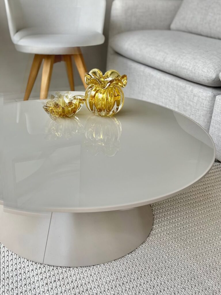 Mesa de centro em cor neutra