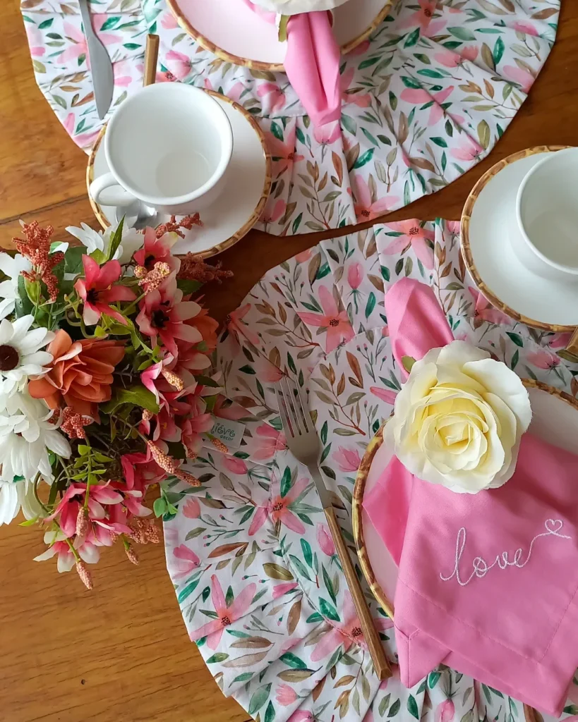 Sousplats florais e louças brancas
