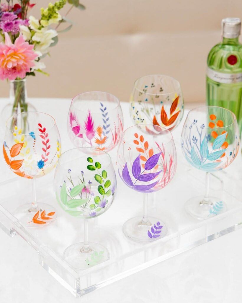 Taças pintadas com flores e ramos coloridos
