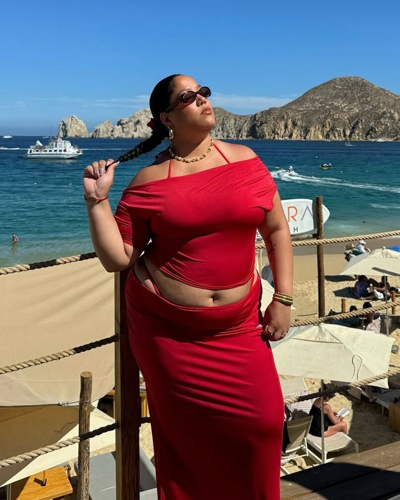 Mulher jovem com conjunto vermelho