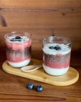 Dois potes de vidro com chia, iogurte e blueberry