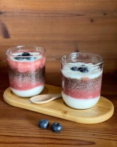 Dois potes de vidro com chia, iogurte e blueberry