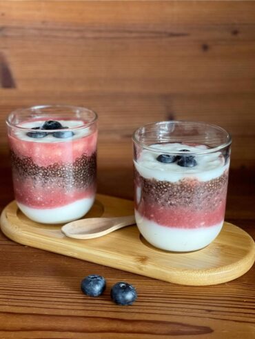 Dois potes de vidro com chia, iogurte e blueberry