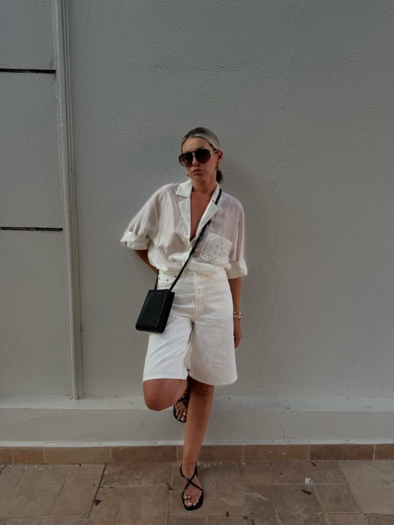 Mulher jovem usando sapato com piercing e look todo branco