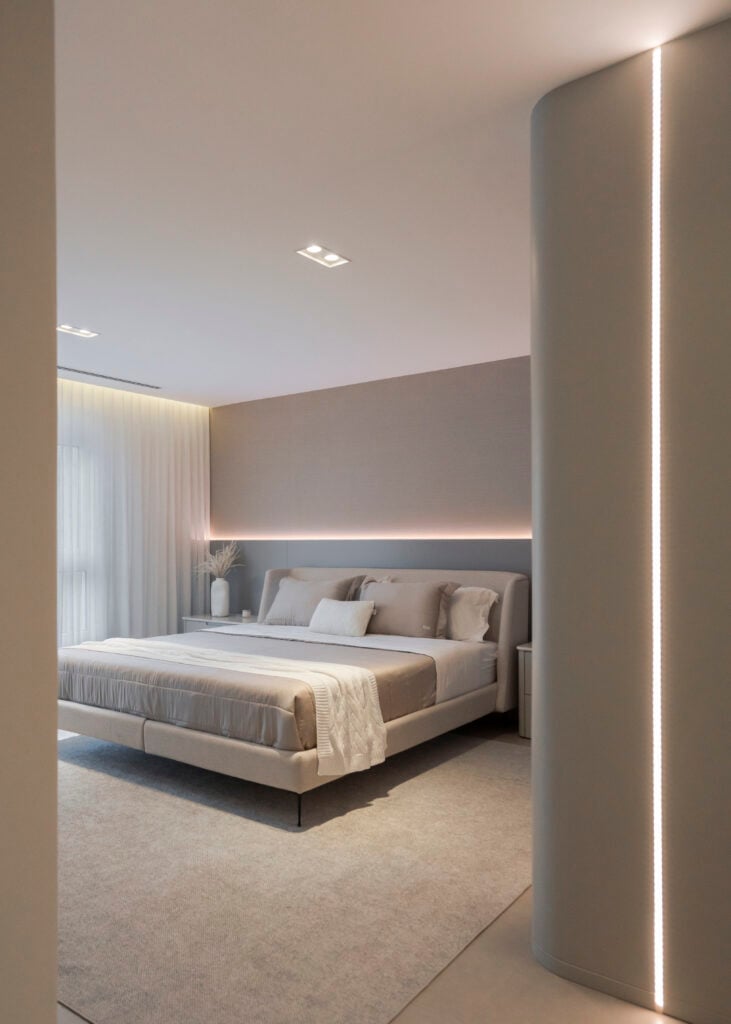Quarto de casal em paleta neutra e iluminação suave